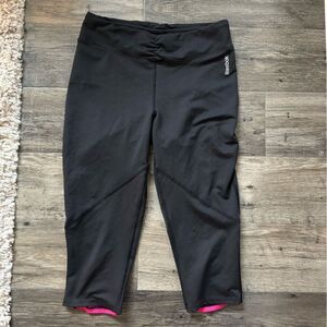 WOMENS REEBOK CAPRIS SIZE MEDIUM